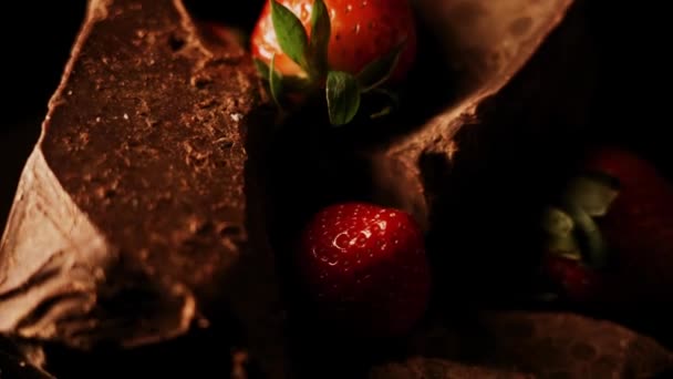 Straberry Rouge Avec Chocolat Noir Sur Fond Noir — Video