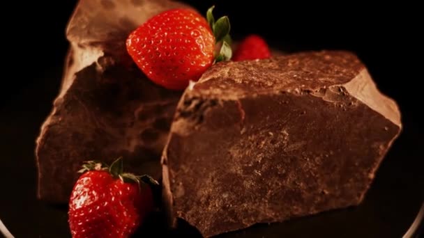 Červené Straberry Tmavou Čokoládou Černém Pozadí — Stock video