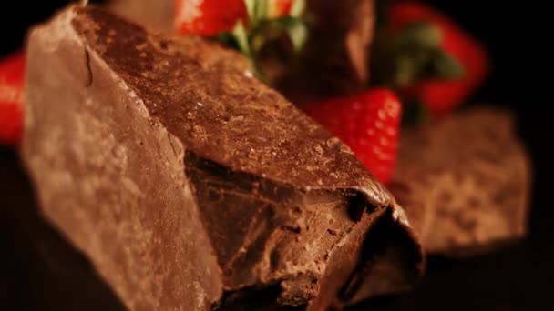 红色草莓 黑色背景下有黑巧克力4K — 图库视频影像