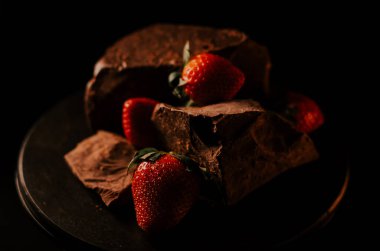 Siyah arka planda siyah çikolatalı kırmızı gezgin. 