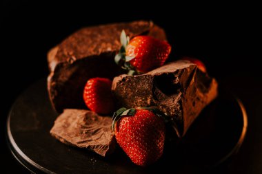 Siyah arka planda siyah çikolatalı kırmızı gezgin. 