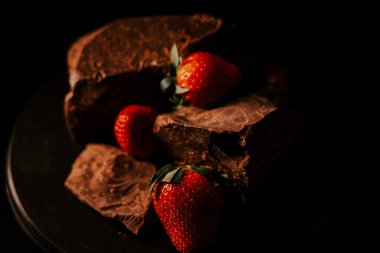 Siyah arka planda siyah çikolatalı kırmızı gezgin. 