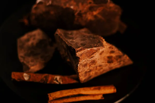 巧克力 黑巧克力块在深色背景下旋转 甜食配料 糖果的概念 — 图库照片