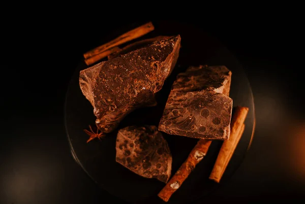 Schokolade Stücke Dunkler Schokolade Rotieren Auf Dunklem Hintergrund Rotieren Gourmet — Stockfoto