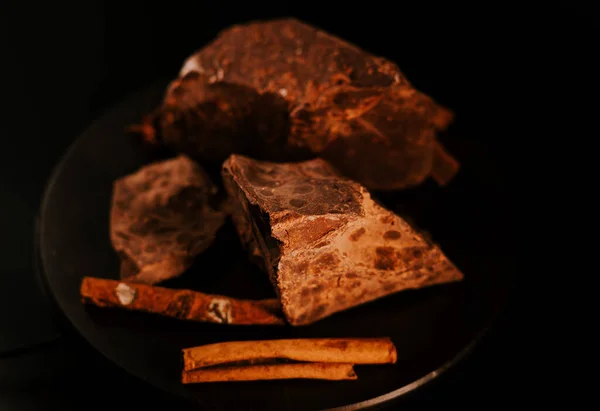 Schokolade Stücke Dunkler Schokolade Rotieren Auf Dunklem Hintergrund Rotieren Gourmet — Stockfoto