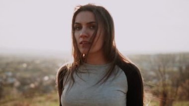 Güzel bayan boksör yazın dağın tepesinde antrenman yapıyor. Boks konsepti.