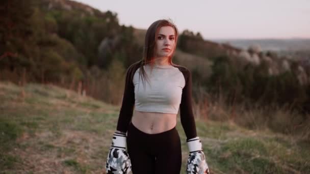Vacker Kvinnlig Boxare Som Tränar Toppen Berget Sommaren Morgonen — Stockvideo