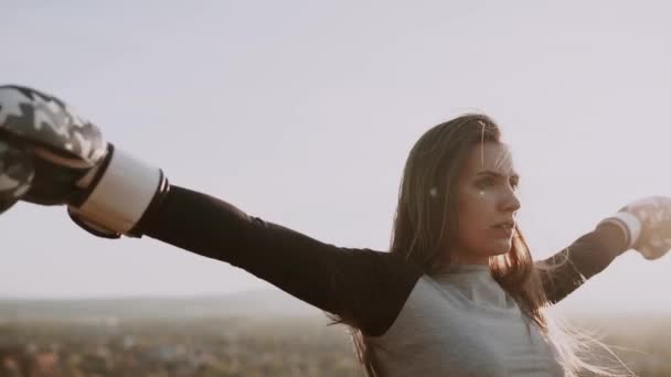 Güzel Bayan Boksör Yazın Dağın Tepesinde Antrenman Yapıyor Boks Konsepti — Stok video
