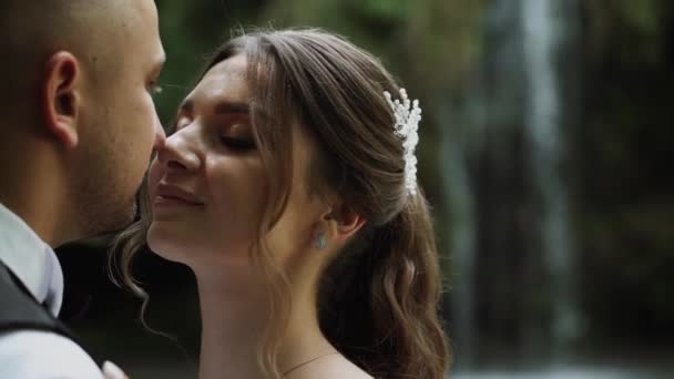 Pasangan Muda Dalam Cinta Pengantin Pria Dan Wanita Hari Pernikahan — Stok Video