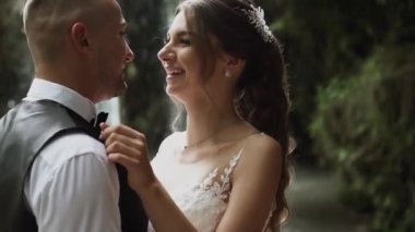 Genç çift aşık gelin ve damat, düğün günü bir dağ şelalesinin yanında. Mutluluğun ve aşkın tadını çıkar.