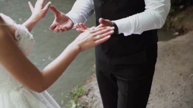 Genç çift aşık gelin ve damat, düğün günü bir dağ şelalesinin yanında. Mutluluğun ve aşkın tadını çıkar.