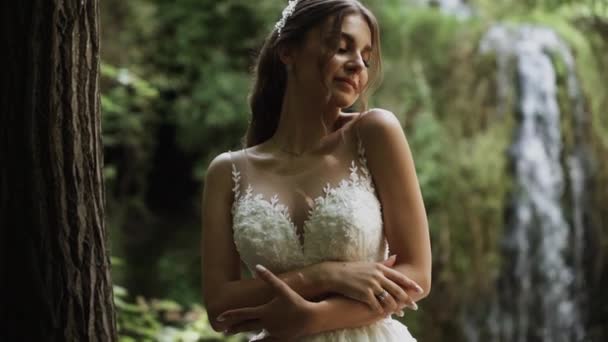 Jong Stel Liefde Bruid Bruidegom Trouwdag Buurt Van Een Berg — Stockvideo