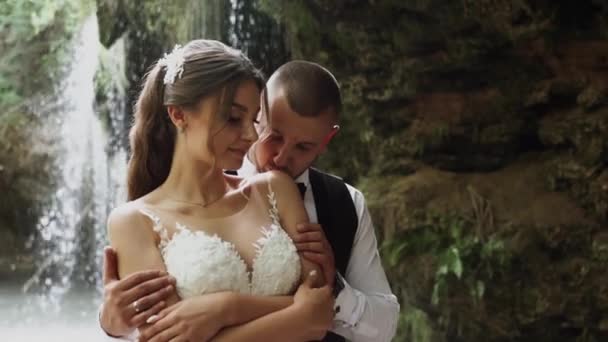 Fiatal Pár Szerelmes Menyasszony Vőlegény Esküvő Napján Közel Egy Hegyi — Stock videók