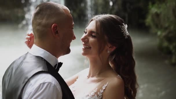 Casal Jovem Noiva Amor Noivo Dia Casamento Perto Uma Cachoeira — Vídeo de Stock