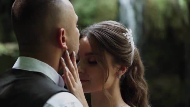 Fiatal Pár Szerelmes Menyasszony Vőlegény Esküvő Napján Közel Egy Hegyi — Stock videók