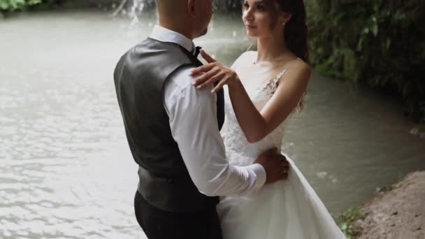 Pasangan Muda Dalam Cinta Pengantin Pria Dan Wanita Hari Pernikahan — Stok Video