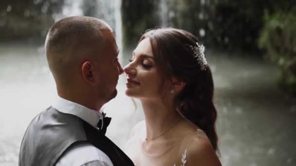 Junges Verliebtes Brautpaar Hochzeitstag Der Nähe Eines Bergwasserfalls Genießen Sie — Stockvideo