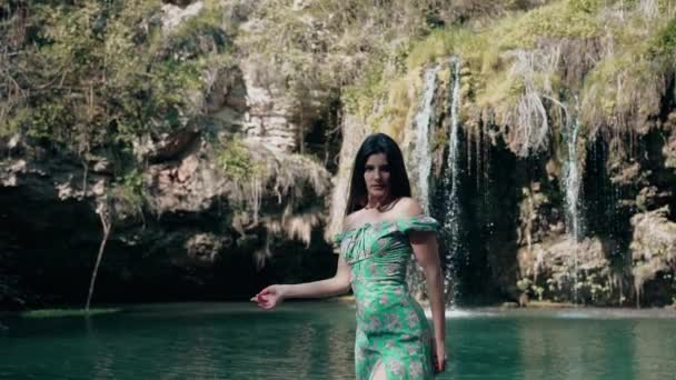 Krásný Model Tyrkysových Šatech Pózovat Blízkosti Horského Vodopádu Divoká Zvěř — Stock video