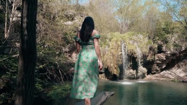 Modelo Bonito Vestido Turquesa Posando Perto Conceito Waterfall Wildlife Montanha — Vídeo de Stock
