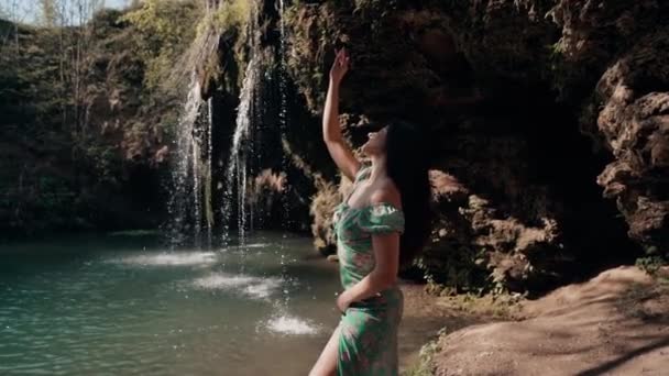 Modelo Bonito Vestido Turquesa Posando Perto Conceito Waterfall Wildlife Montanha — Vídeo de Stock