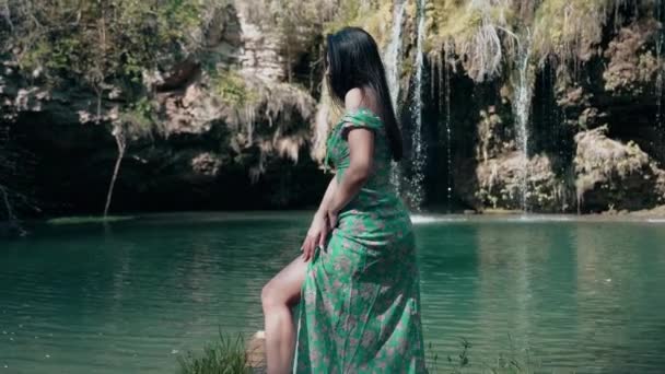 Beau Modèle Dans Une Robe Turquoise Posant Près Une Cascade — Video