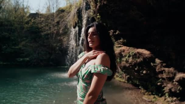 Schöne Modell Einem Türkisfarbenen Kleid Posiert Der Nähe Eines Bergwasserfall — Stockvideo