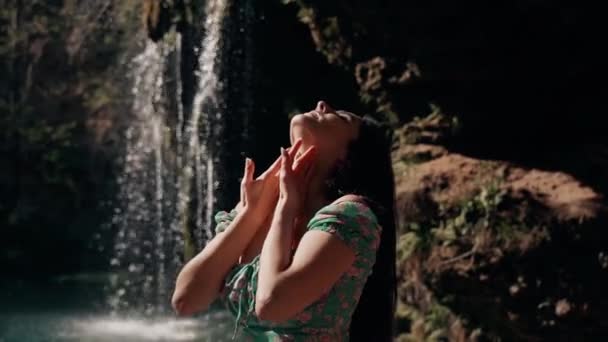 Schöne Modell Einem Türkisfarbenen Kleid Posiert Der Nähe Eines Bergwasserfall — Stockvideo