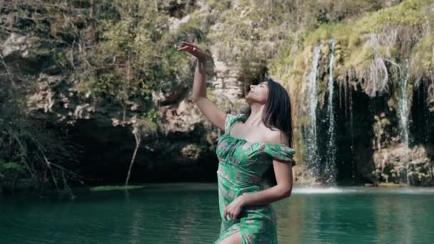 Мбаппе Бирюзовом Платье Позирует Горного Водопада — стоковое видео