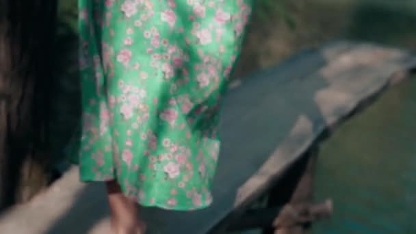Мбаппе Бирюзовом Платье Позирует Горного Водопада — стоковое видео