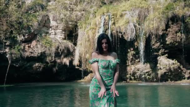 Piękny Model Turkusowej Sukience Pozowanie Pobliżu Górskiego Wodospadu Koncepcja Dzikiej — Wideo stockowe