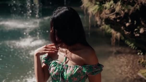 Piękny Model Turkusowej Sukience Pozowanie Pobliżu Górskiego Wodospadu Koncepcja Dzikiej — Wideo stockowe
