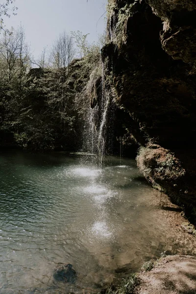 Schöner Wasserfall Vor Dem Hintergrund Der Wilden Natur — Stockfoto