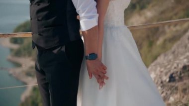 Genç çift kayanın kenarında duruyor. Sevgi. Balayı