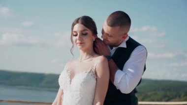 Genç çift kayanın kenarında duruyor. Sevgi. Balayı