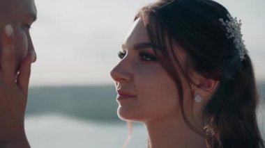 Genç çift kayanın kenarında duruyor. Sevgi. Balayı