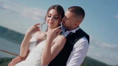 Genç çift kayanın kenarında duruyor. Sevgi. Balayı