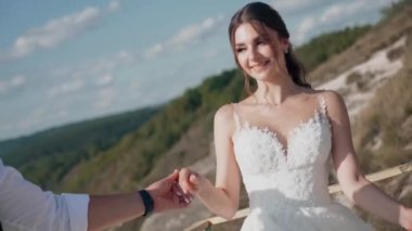 Genç çift kayanın kenarında duruyor. Sevgi. Balayı