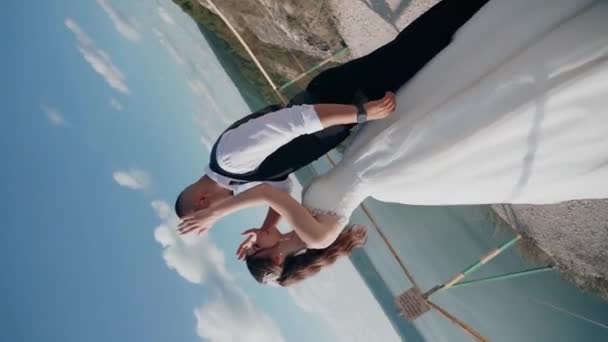 年轻夫妇站在岩石边上 Honeymoon — 图库视频影像