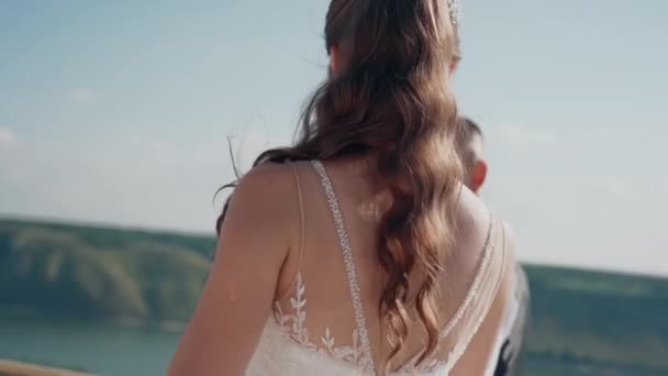Νεαρό Ζευγάρι Στέκεται Στην Άκρη Του Βράχου Αγάπη Γαμήλιο Ταξίδι — Αρχείο Βίντεο
