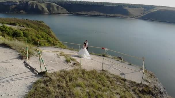 Bröllop Kanten Klippa Ovanför Havet Brud Och Brudgum Står Kanten — Stockvideo
