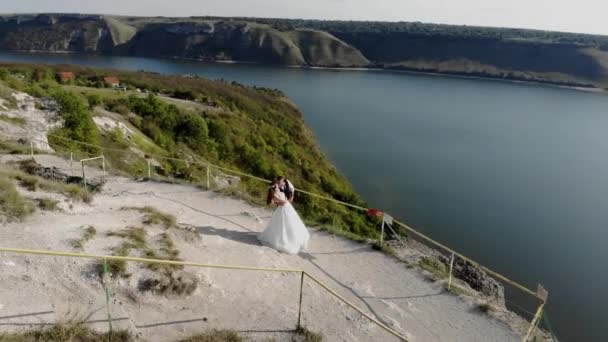 Svatba Okraji Útesu Nad Mořským Oceánem Nevěsta Ženich Stojí Okraji — Stock video