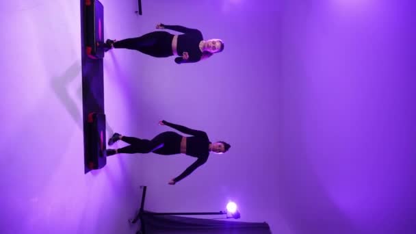 Dwie Dziewczyny Uprawiają Fitness Studiu Świetle Neonu Pionowe Wideo — Wideo stockowe
