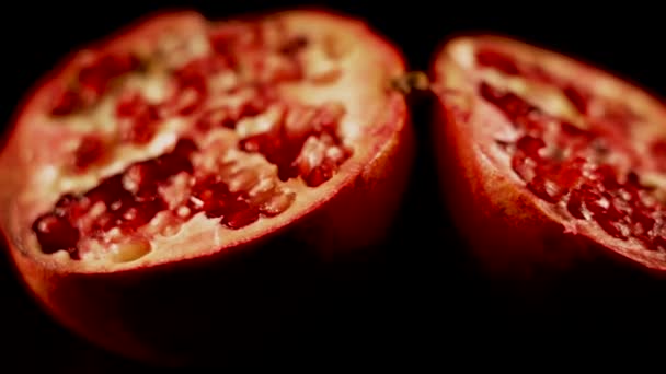Granátové Jablko Čerstvé Zralé Granátová Jablka Rotující Černém Pozadí Organické — Stock video