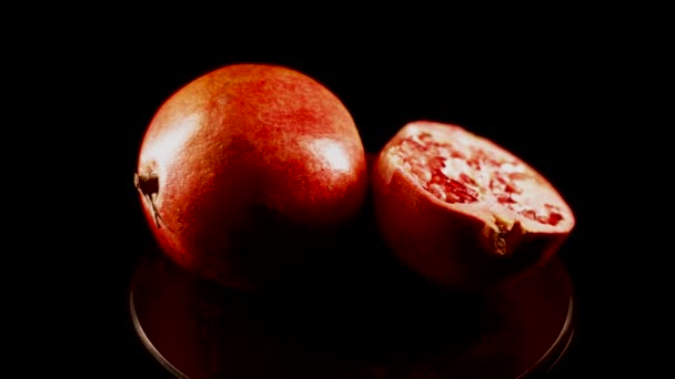 Owoce Granatu Świeże Dojrzałe Granaty Obracające Się Czarnym Tle Zbliżenie — Wideo stockowe