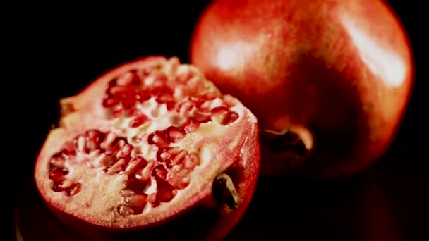 Φρούτα Ροδιού Φρέσκα Και Ώριμα Ρόδια Που Περιστρέφονται Πάνω Από — Αρχείο Βίντεο