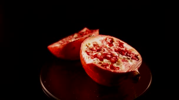 Owoce Granatu Świeże Dojrzałe Granaty Obracające Się Czarnym Tle Zbliżenie — Wideo stockowe