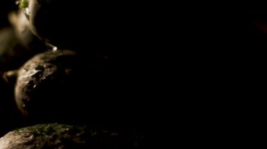 Siyah zemin üzerinde taze salatalıklar yakın plan 4k 'de dönüyor.