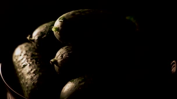 黑色背景下新鲜黄瓜旋转特写4K — 图库视频影像