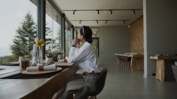 Hezká Žena Pije Kávu Neuvěřitelný Výhled Okna Karpatské Hory Restauraci — Stock video