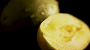 Siyah arkaplanda dönen mango meyveleri. Tüm mango meyvelerinin görüntüsü